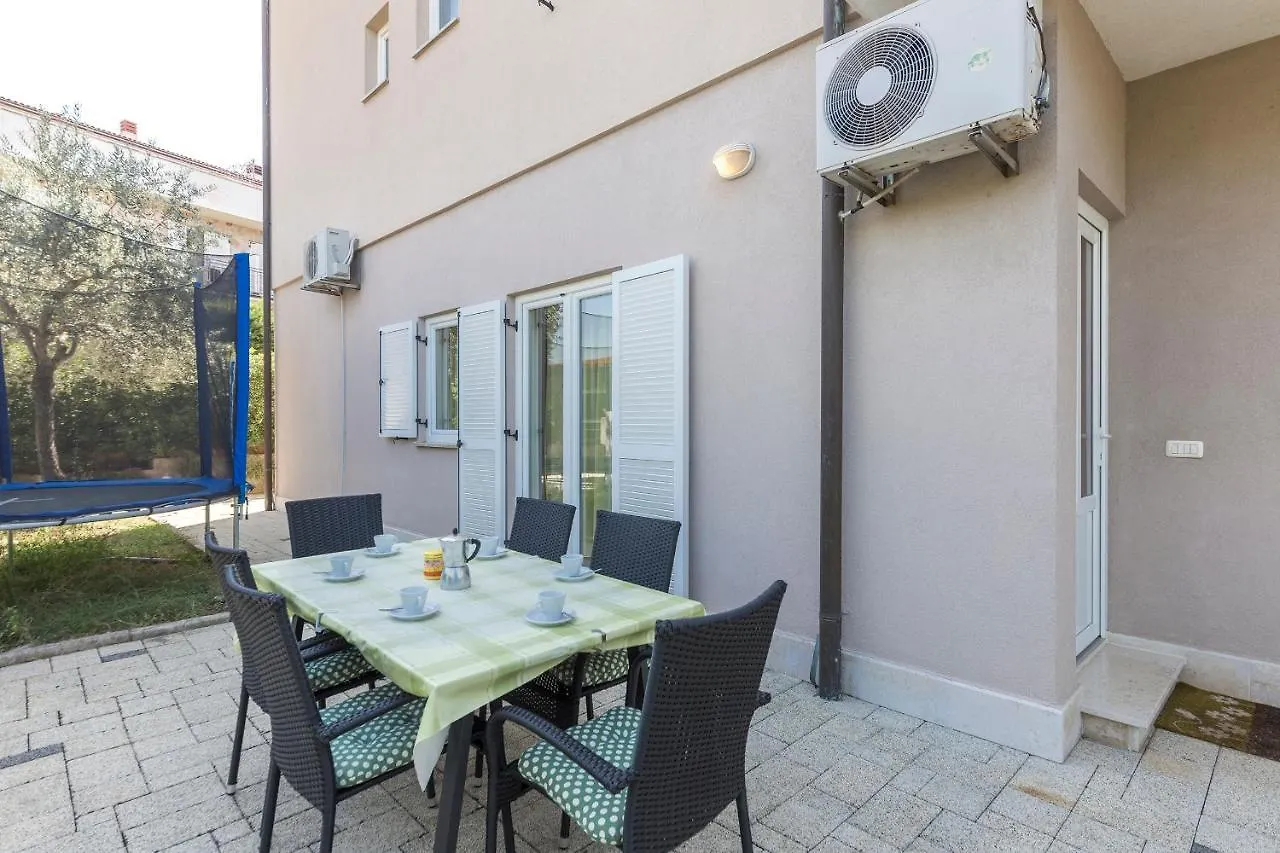 Apartments Pino Pula