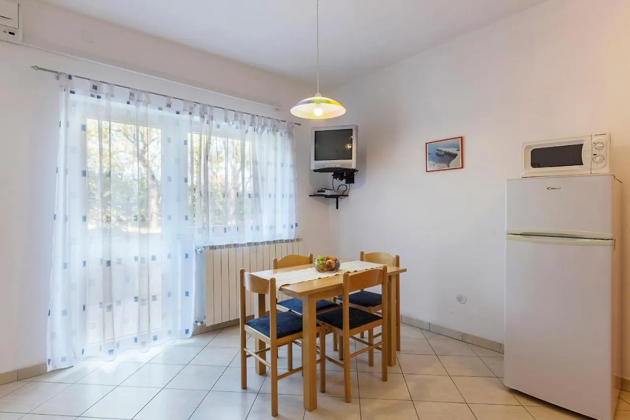 Apartments Pino Pula 0*,