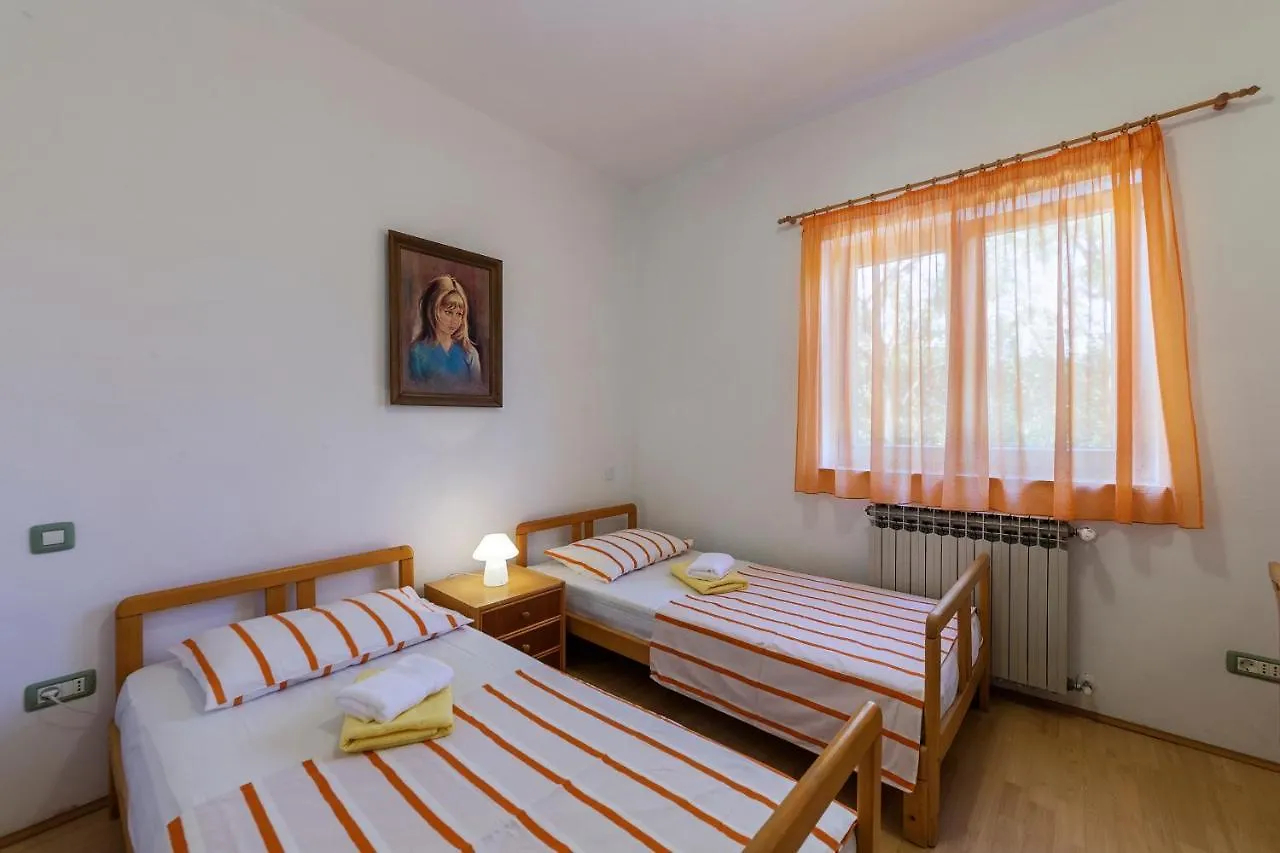Apartments Pino Pula